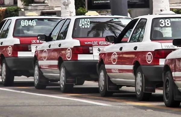 Imagen Taxistas en la central camionera de Veracruz ya están cobrando una tarifa mínima de 50 pesos, y quieren que se haga oficial. ¿Qué te parece?  #SondeoXEU