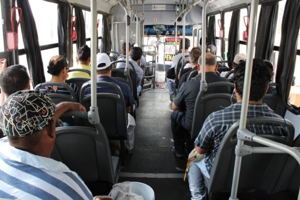 Imagen Usuarios exhiben malas condiciones del transporte público en Veracruz, algunos camiones traen asientos rotos y sin respaldo. ¿Qué opinas? #SondeoXEU