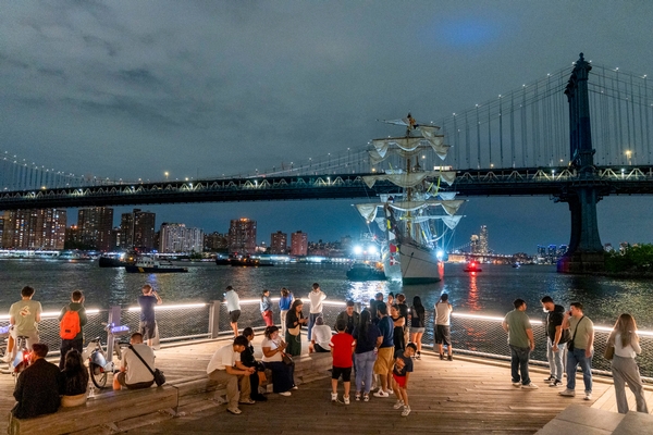 Imagen El buque Cuauhtémoc chocó contra el puente de Brooklyn en Nueva York, varios cadetes resultaron heridos y dos perdieron la vida, una persona originaria de Xalapa y otra de Oaxaca, ¿Qué opina usted de esta tragedia?