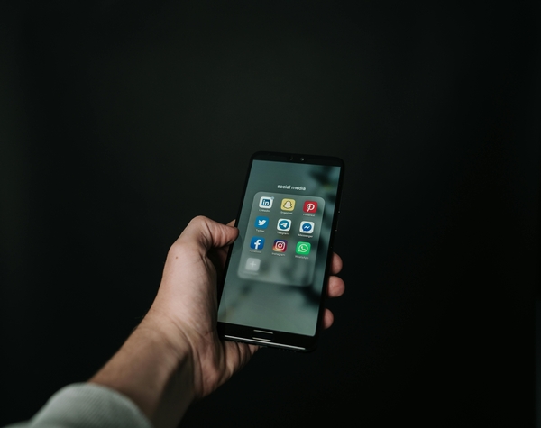 Imagen Psicólogos alertan que el oversharing o exponer toda la vida en redes sociales puede ponerte en riesgo o dañar tu reputación. ¿Qué opinas? 