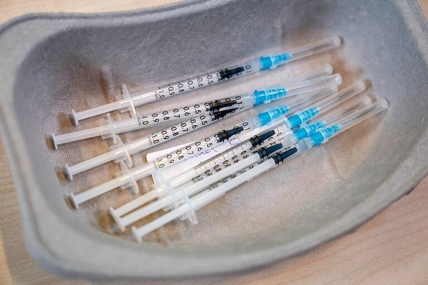 Imagen La Secretaría de salud exhorta a vacunarse en el macro módulo del Club de Leones, donde aplican dosis contra Influenza, COVID-19 y Neumococo. ¿Ya te vacunaste?