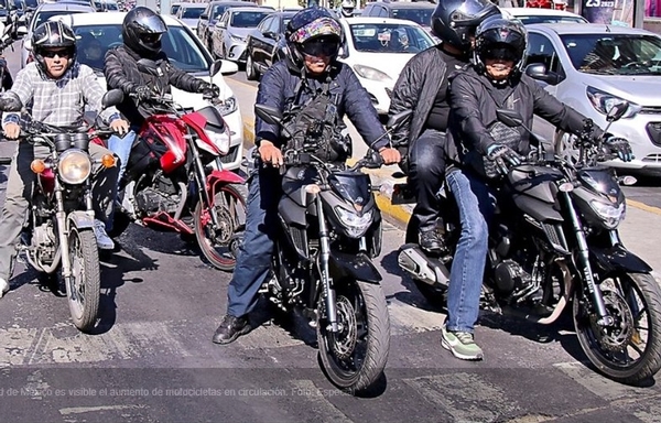 Imagen Cruz Roja exhorta a los motociclistas a portar casco certificado y respetar el reglamento de Tránsito. ¿Crees que falta cultura vial o aplicación de la ley para evitar accidentes? 