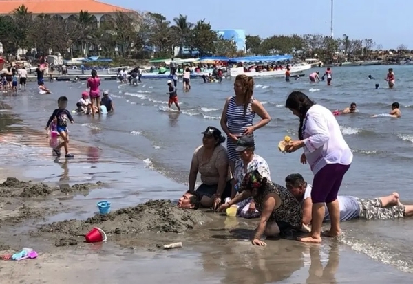 Imagen ¿Qué propones para prevenir tragedias en playas y proteger a las familias, esto luego de la muerte de una mejor de edad que fue arrastrada por la corriente en Coatzacoalcos? #SondeoXEU