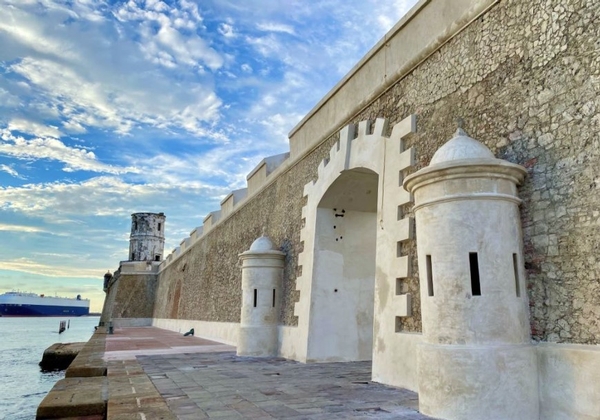 Imagen Sindicalizados de San Juan de Ulúa denuncian abandono, falta de mantenimiento, falta de luz en gran parte del museo, así como carencia de papel para baños, que afectan al personal y a los visitantes. ¿Qué opinas?  #SondeoXEU