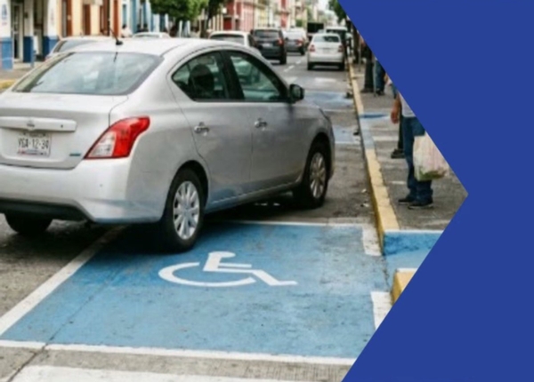 Imagen Tránsito de Veracruz realiza operativos contra motos y autos estacionados en lugares prohibidos. ¿En qué zonas has detectado autos mal estacionados?