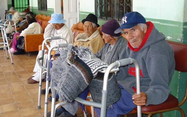 Imagen ¿Crees que ha aumentado el abandono de adultos mayores, luego del fallecimiento de una ancianita con sus perritos y pajaritos en total soledad, en Veracruz?