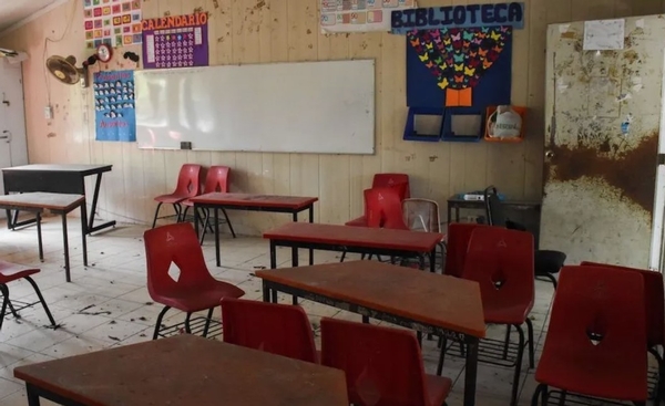 Imagen Una nueva propuesta de seguridad escolar comienza a generar debate en algunas secundarias de la región: el uso de mochilas transparentes como una medida para evitar que ingresen con objetos prohibidos.   ¿Qué opinas?